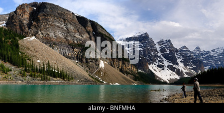 Il Lago Moraine e sulle montagne circostanti panorama. Il Parco Nazionale di Banff, Alberta, Canada. Foto Stock