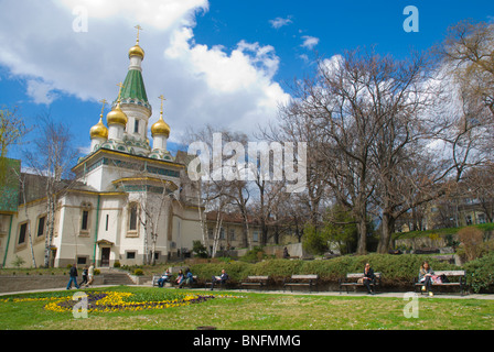 Parco di fronte a St Nikolai chiesa ortodossa russa Sofia Bulgaria Europa Foto Stock