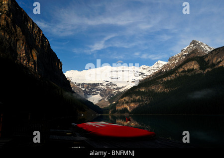 Il lago Louise e sulle montagne circostanti. Il Parco Nazionale di Banff, Alberta, Canada. Foto Stock