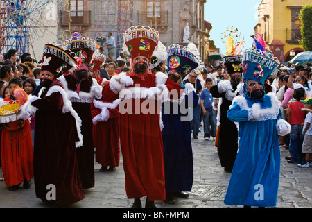 Dance troupes provengono da tutte le parti del Messico che rappresentano la loro regione nell'INDIPENDENZA annuale parata del giorno - SAN MIGUEL DE ALLE Foto Stock