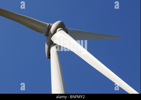 Fattoria eolica cielo blu Eco power turbine a vento verde Foto Stock
