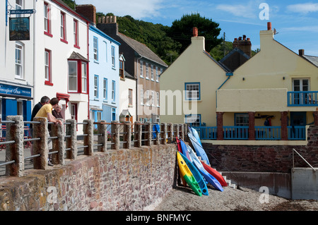 Case per vacanza si affacciano sulla spiaggia di kingsand in cornwall, Regno Unito Foto Stock