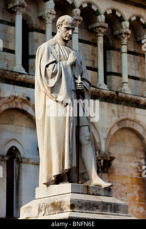 Statua di Francesco Burlamacchi davanti la chiesa di San Michele in Borgo medievale di Lucca, Toscana Italia Foto Stock