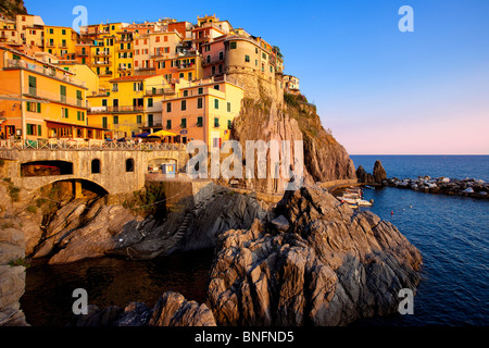Gli ultimi raggi del tramonto sulla città medievale di Manarola nelle Cinque Terre Liguria Italia Foto Stock