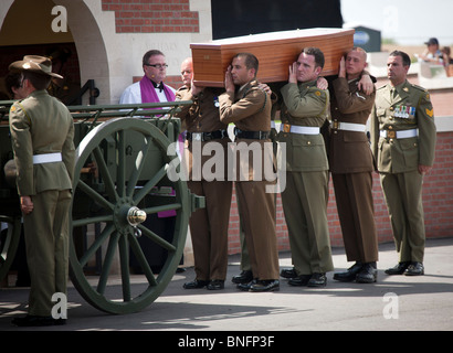 Un carro trainato da cavalli porta l'ultimo WW1 soldato di essere sepolto presso la nuova British War Graves cimitero della Commissione a Fromelles Foto Stock