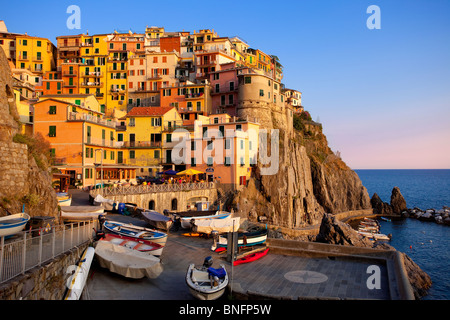Gli ultimi raggi del tramonto sulla città medievale di Manarola nelle Cinque Terre Liguria Italia Foto Stock