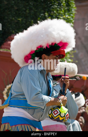 Dance troupes provengono da tutte le parti del Messico che rappresentano la loro regione NEL GIORNO di INDIPENDENZA PARADE - San Miguel De Allende Foto Stock