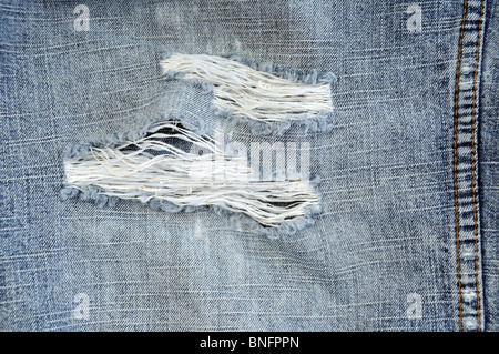 Close up abstract di blue jeans strappati Foto Stock