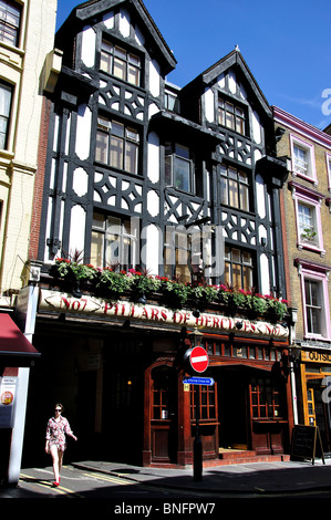 Colonne d'Ercole Pub, Greek Street, Soho, West End, la City of Westminster, Greater London, England, Regno Unito Foto Stock