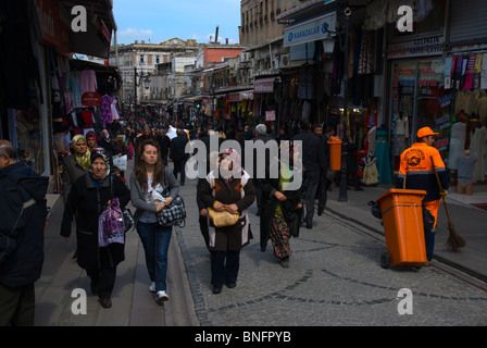 Scena di strada nella parte esterna Grand Bazaar zona Sultanahmet Istanbul Turchia Europa Foto Stock