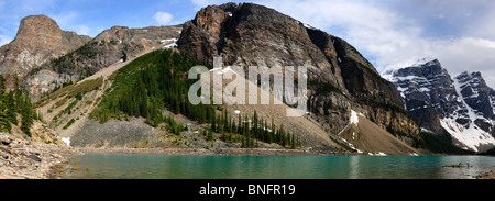 Il Lago Moraine e sulle montagne circostanti panorama. Il Parco Nazionale di Banff, Alberta, Canada. Foto Stock