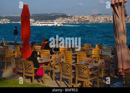 Cafe terrazza dal Bosforo Findikli parki park Beyoglu Istanbul Turchia Europa Foto Stock