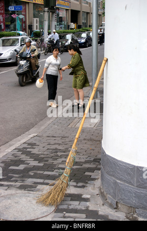 Un rametto di ginestra fuori servizi igienici pubblici, Shanghai Foto Stock