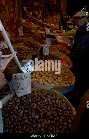 Venditore di frutta a guscio e frutta secca Bazar delle Spezie nel quartiere Eminonu Istanbul Turchia Europa Foto Stock