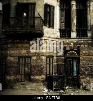 Un vecchio decadendo edificio coloniale della città su Luxor Egitto. Foto Stock