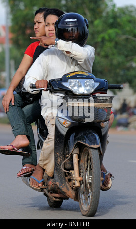 Tre persone su una moto, Siem Reap, Cambogia Foto Stock