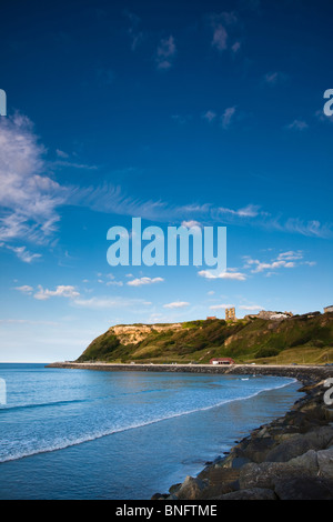 Sweep costiere su Scarborough North Bay che mostra le difese del mare e illuminazione drammatica Foto Stock