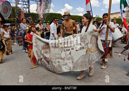 Bambini indigeni a piedi con un banner in indipendenza annuale parata del giorno nel mese di settembre - San Miguel De Allende, Messico Foto Stock