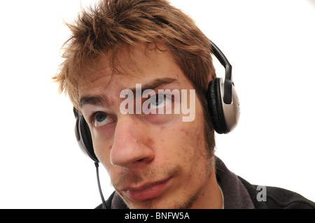 Giovane uomo pensando di musica isolati su sfondo bianco, Foto Stock