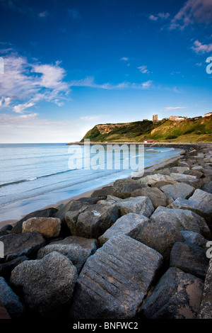 Sweep costiere su Scarborough North Bay che mostra le difese del mare e illuminazione drammatica Foto Stock