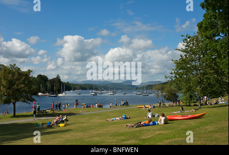 Le persone in un momento di relax a piedi è sceso Park, sulla riva del lago di Windermere, Parco Nazionale del Distretto dei Laghi, Cumbria, England Regno Unito Foto Stock