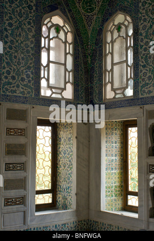 Il 'Iznik' pareti piastrellate e ornato di windows in una delle camere interne dell'Harem del Palazzo Topkapi a Istanbul Foto Stock