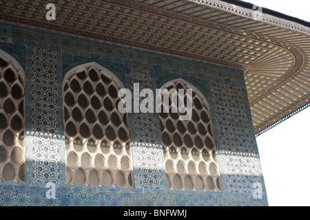 Disegni complessi di 'Iznik' piastrelle sulle pareti esterne del 'Cortile del favorito" nel palazzo Topkapi a Istanbul Foto Stock