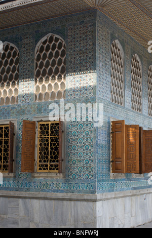 Disegni complessi di 'Iznik' piastrelle sulle pareti esterne del 'Cortile del favorito" nel palazzo Topkapi a Istanbul Foto Stock