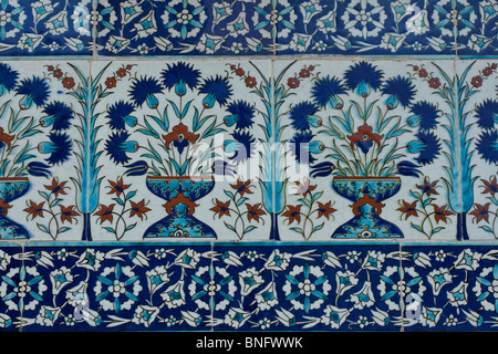 Close-up del blu e del bianco 'Iznik' piastrelle sulle pareti esterne del 'Cortile del favorito" nel Palazzo Topkapi Foto Stock