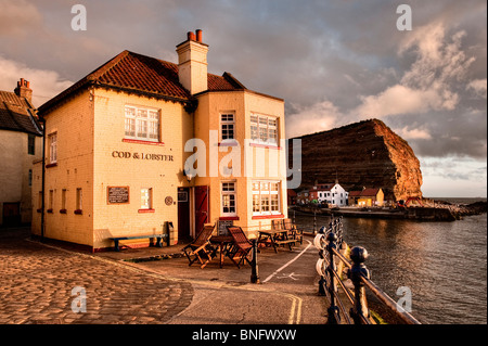 La pesca del merluzzo bianco & Lobster pub nel villaggio Staithes Foto Stock