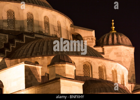 Vista della Moschea Blu, commissionata dal Sultano Ahmet 1 e completata nel 1616, durante la notte che mostra le finestre ad arco e cupole Foto Stock