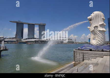 Il Marina Bay Sands ora compete con il Merlion di Singapore come attrazione superiore Foto Stock