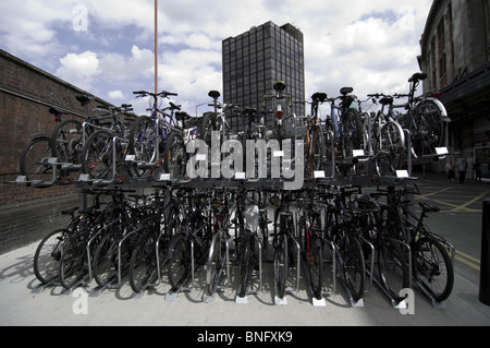 Biciclette staocked nel rack di parcheggio presso la stazione di Waterloo Londra Inghilterra Foto Stock