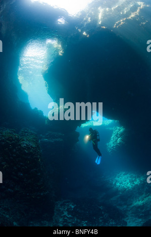 Scuba Diver nel buco blu, Isola di Korcula, Croazia Foto Stock