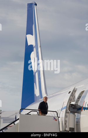 Dipendente di Boeing e la società 787 Dreamliner (N787BX) all'Airshow di Farnborough. Foto Stock