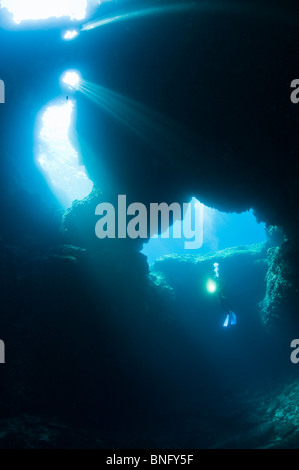 Scuba Diver nel buco blu, Isola di Korcula, Croazia Foto Stock