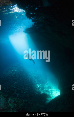 Scuba Diver nel buco blu, Isola di Korcula, Croazia Foto Stock