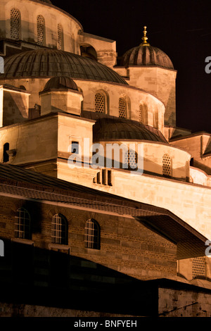 Vista della Moschea Blu, commissionata dal Sultano Ahmet 1 e completata nel 1616, durante la notte che mostra le finestre ad arco e cupole Foto Stock