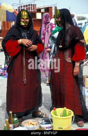 Bedouin donne shopping a Ibra, Sharqiya provincia di Oman Foto Stock