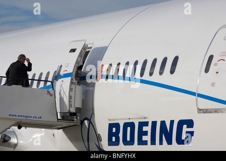 Dipendente di Boeing e la società 787 Dreamliner (N787BX) all'Airshow di Farnborough. Foto Stock