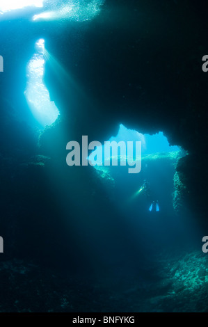 Scuba Diver nel buco blu, Isola di Korcula, Croazia Foto Stock