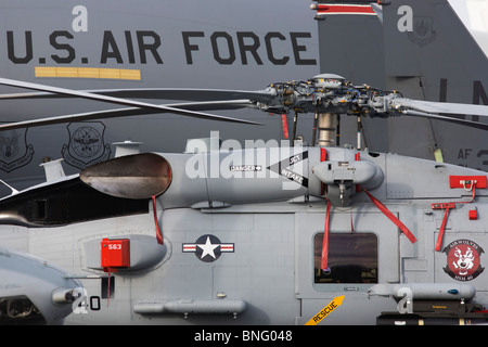 Un assortimento di velivoli militari (Sikorsky MH-60R Seahawk in primo piano) all'Airshow di Farnborough. Foto Stock