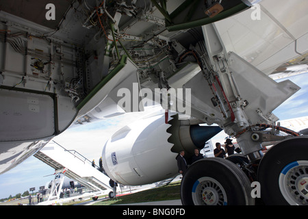 Sottocarro e ruote principali baie di Boeing-fabbricato 787 Dreamliner (N787BX) all'Airshow di Farnborough. Foto Stock