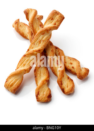 Formaggio torsioni cannucce su sfondo bianco Foto Stock