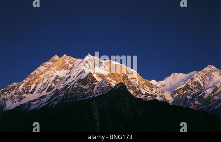 Alpenglow sulla catena Hannapurna da 15000 piedi sul Thulobugin cresta sopra il Kali Gandaki valley in west-central Nepal Foto Stock