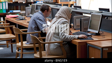 Studente straniero con velo in sala di lettura della biblioteca universitaria di Lipsia, Germania Foto Stock