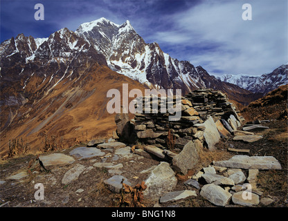 Rovinato eremita della cella sulla terra santa sul crinale Thulobugin sotto i picchi di Nilgiri nell'Annapurna la regione centrale del Nepal Foto Stock