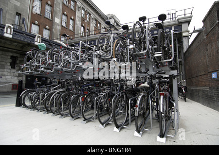 Biciclette staocked nel rack di parcheggio presso la stazione di Waterloo Londra Inghilterra Foto Stock