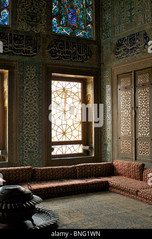 Il 'Iznik' pareti piastrellate con piastrelle calligrafico lavoro e ornato di windows in una delle camere interne dell'Harem, Palazzo Topkapi Foto Stock