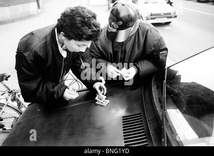 I bambini giocano con le figurine,Italia negli anni settanta Foto Stock